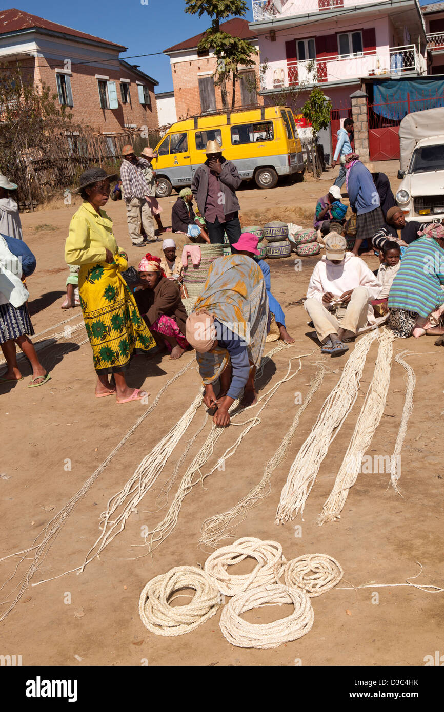 Madagascar, Ambositra Marche mercato Sandrandahy, i clienti a sisal corda in stallo Foto Stock