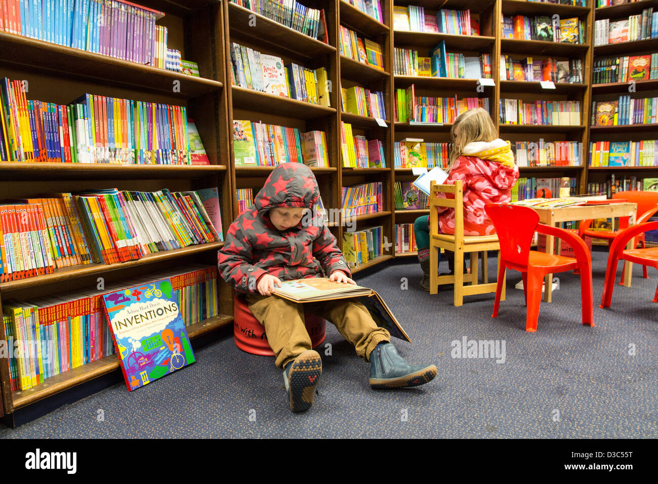 Bambini godendo di libri in un bookshop, Blackwells, Oxford Foto Stock