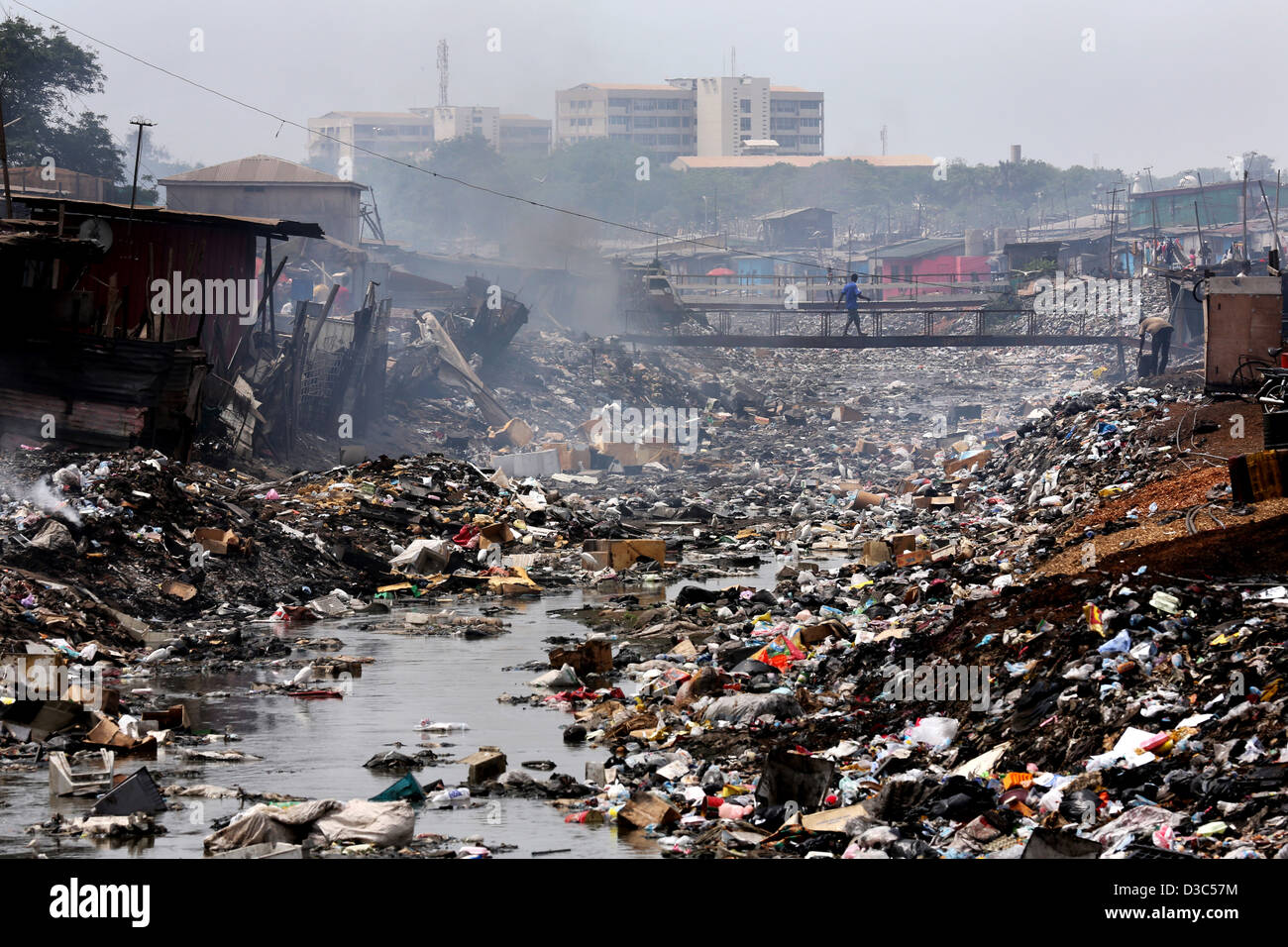 Un piccolo fiume in Accras Agbogbloshie township è diventata un acqua inquinata corpo. Foto Stock