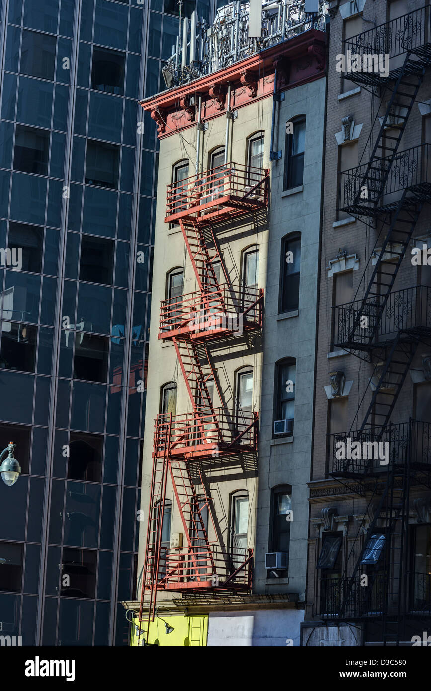 Blocco di appartamenti con la classica scala esterna New York City USA Foto Stock