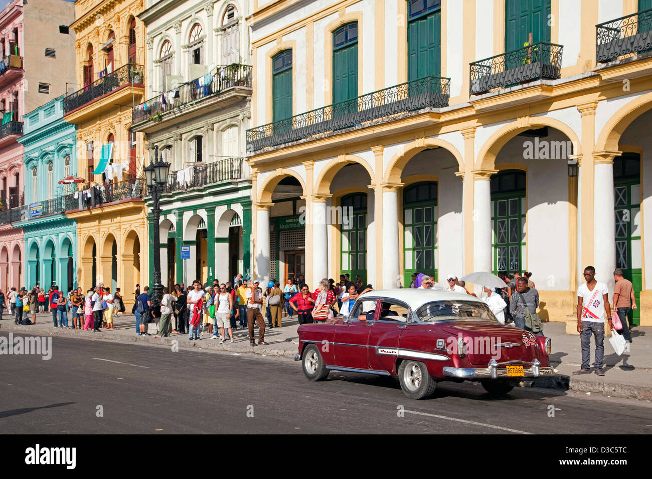 Vecchia degli anni cinquanta vintage americano auto / Yank serbatoio sul Prado avenue / Paseo del Prado a l'Avana, Cuba, Caraibi Foto Stock