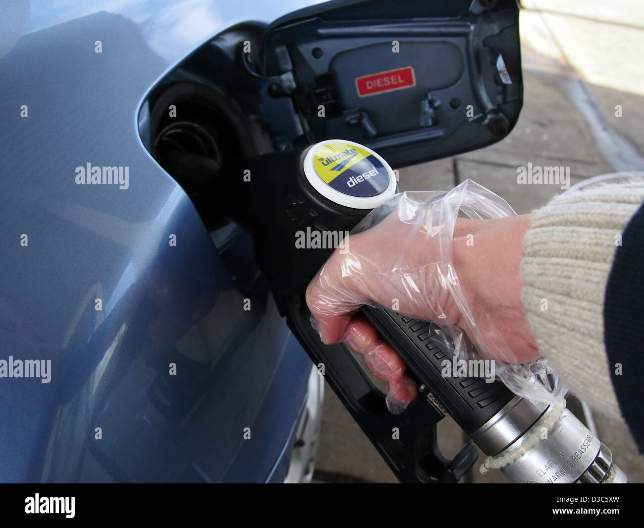 Ugello di riempimento auto diesel con Foto Stock
