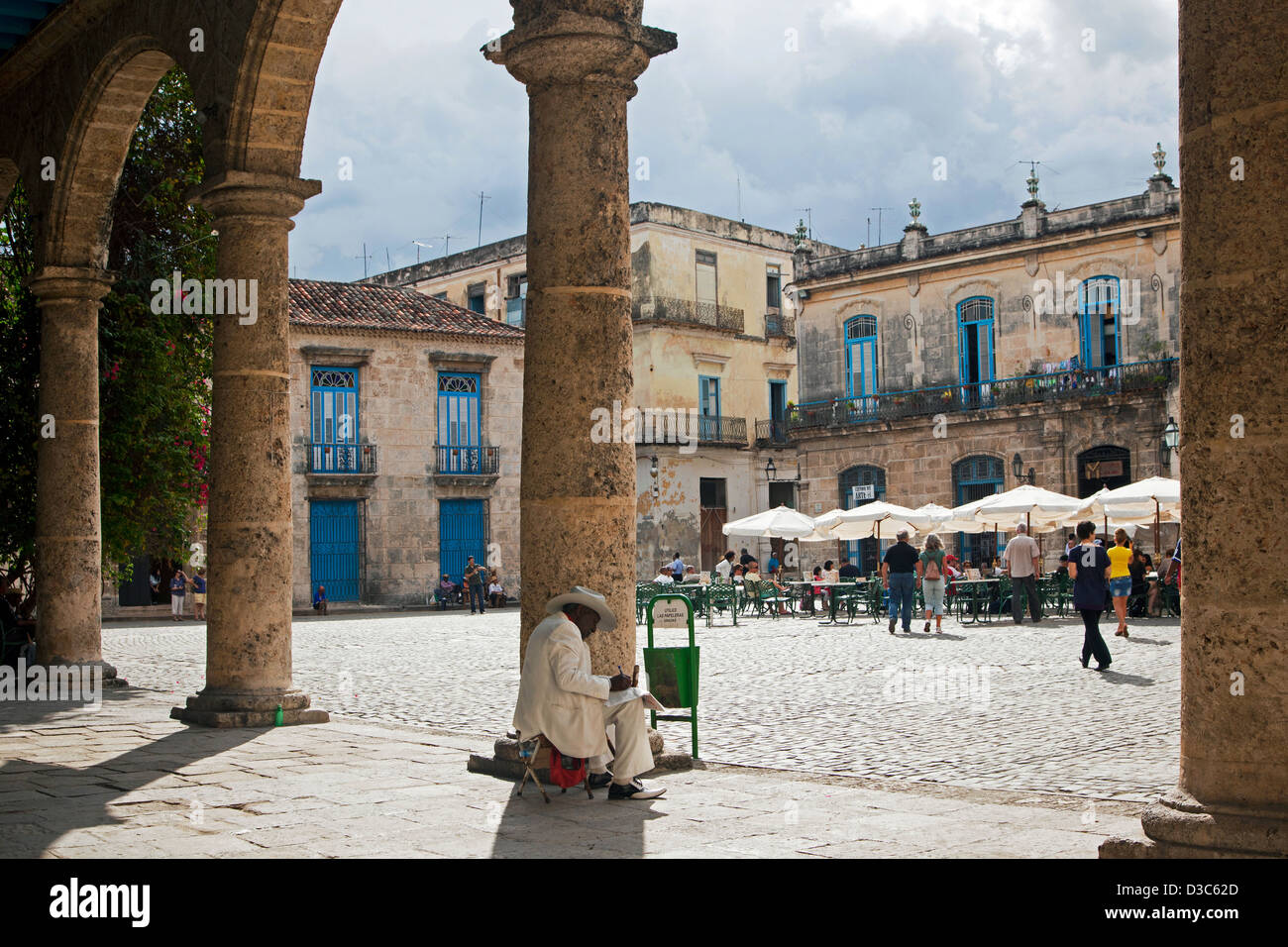 Turisti in Plaza de la Catedral / Piazza della Cattedrale a l'Avana vecchia / La Habana Vieja, Cuba, Caraibi Foto Stock