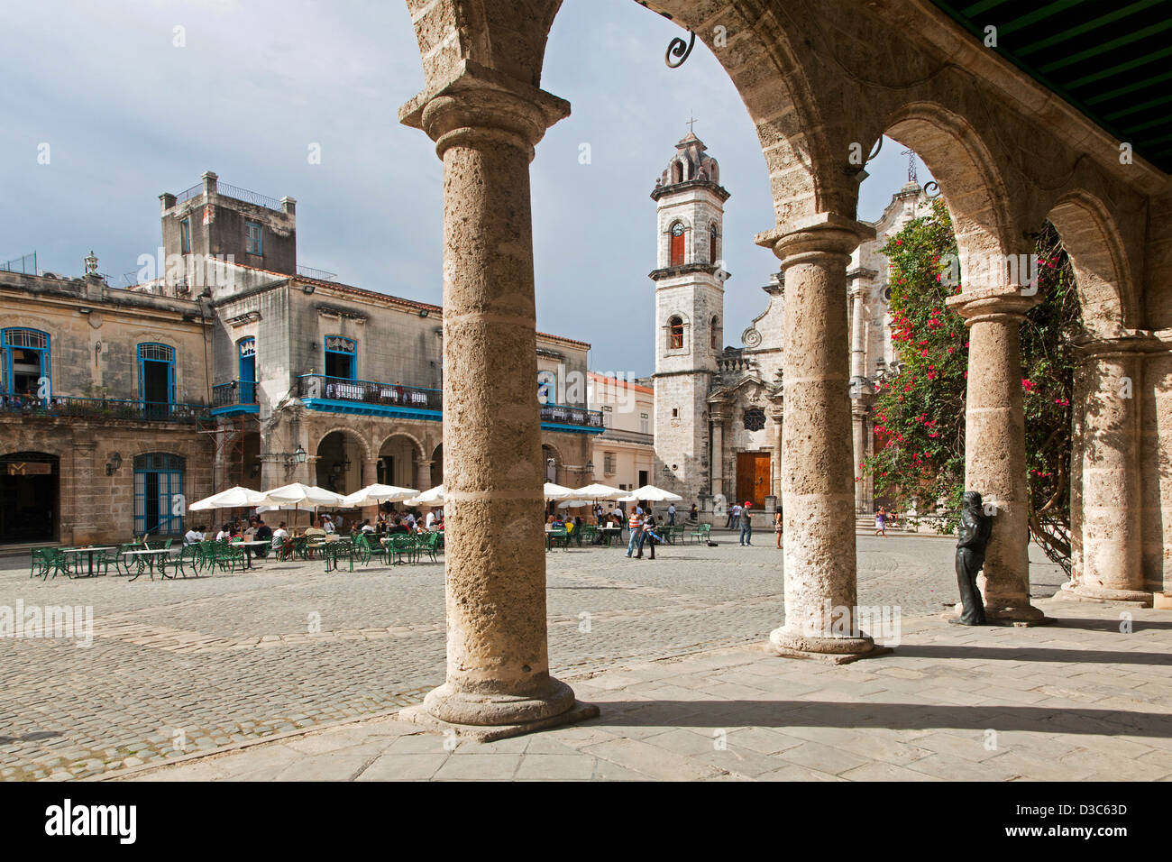 Statua di Antonio Gades al Palacio de Lombillo, Plaza de la Catedral / Piazza della Cattedrale a l'Avana vecchia / La Habana Vieja, Cuba Foto Stock