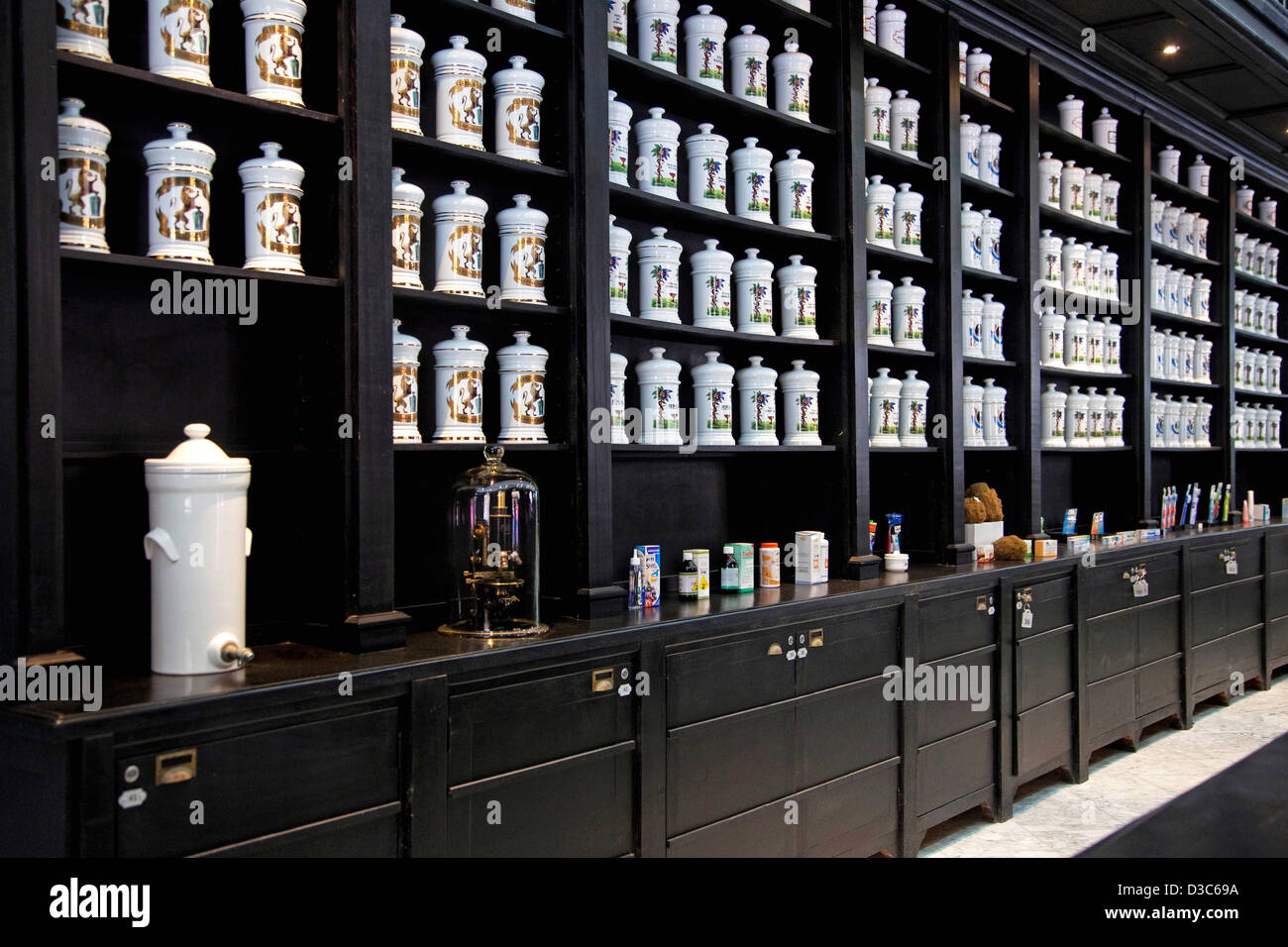 Vasi in porcellana con farmaci ed erbe nella vecchia farmacia Armadio di farmacia in Calle Obispo / Vescovo Street, Havana, Cuba Foto Stock