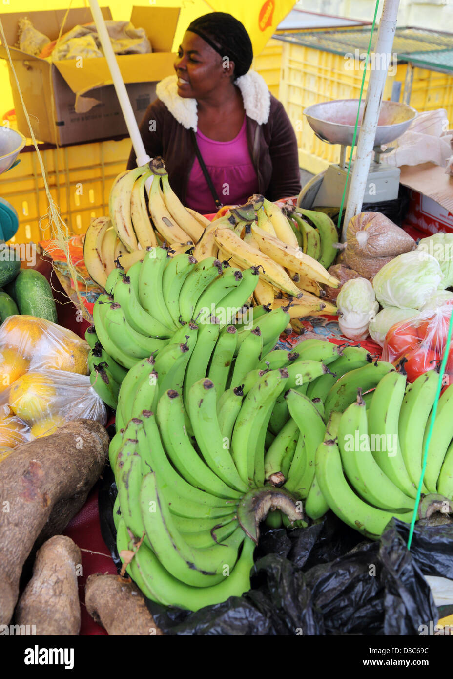 CARIBBEAN MARKET stallo con banane verdi,DOMINICA Foto Stock
