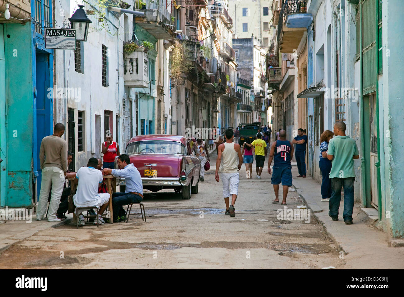 Strada trafficata scena e vecchio rosso degli anni cinquanta vintage americano auto / Yank serbatoio in Avana Vecchia / La Habana Vieja, Cuba, Caraibi Foto Stock
