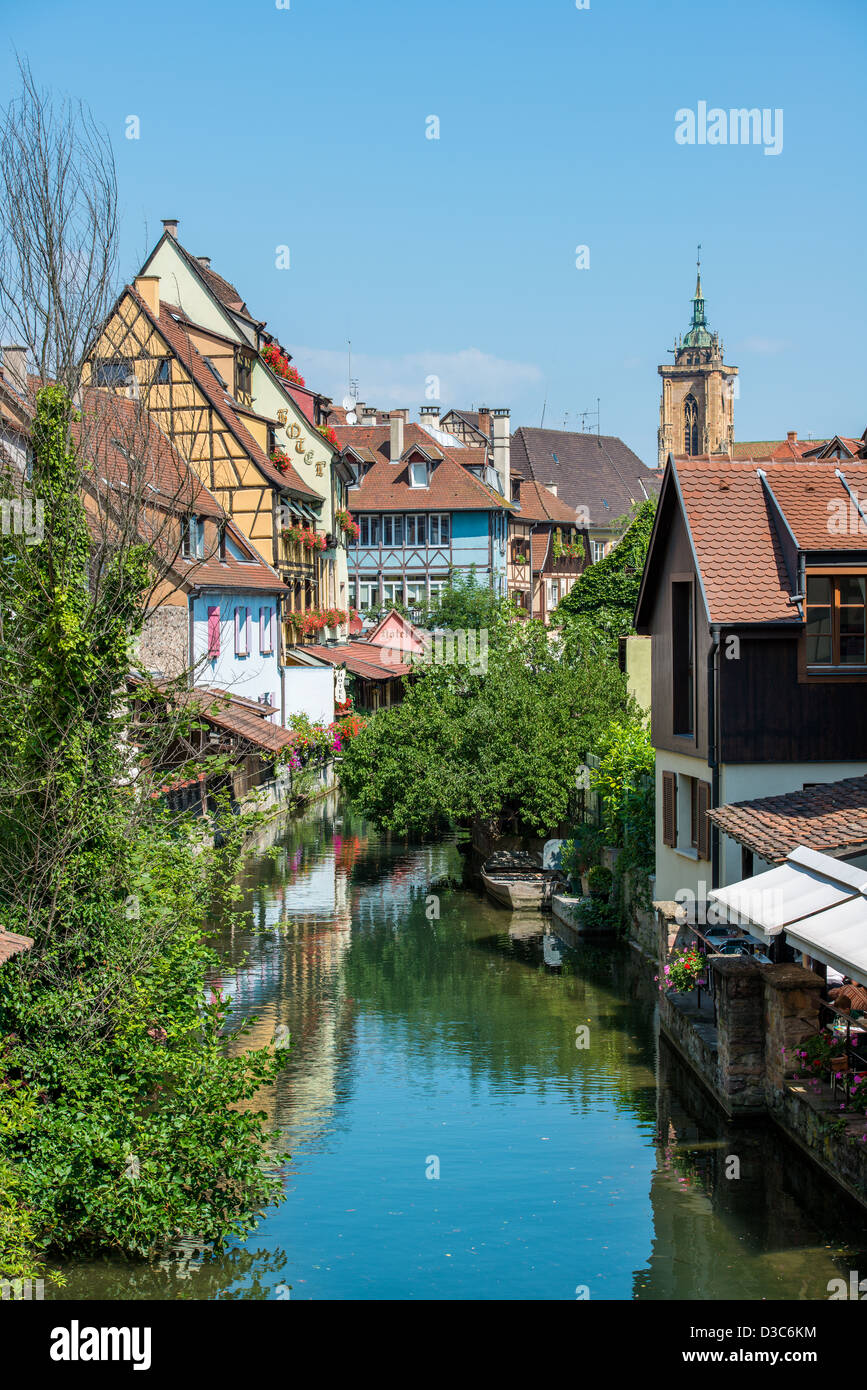 Canal nel vecchio centro medievale di Colmar, Framce Foto Stock