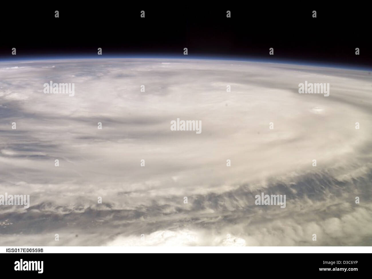 L'equipaggio della stazione spaziale Internazionale della NASA ha osservato e documentato il ciclone tropicale Nargis sulla Birmania, catturando dati critici per la scienza delle tempeste e la risposta alle catastrofi. Foto Stock