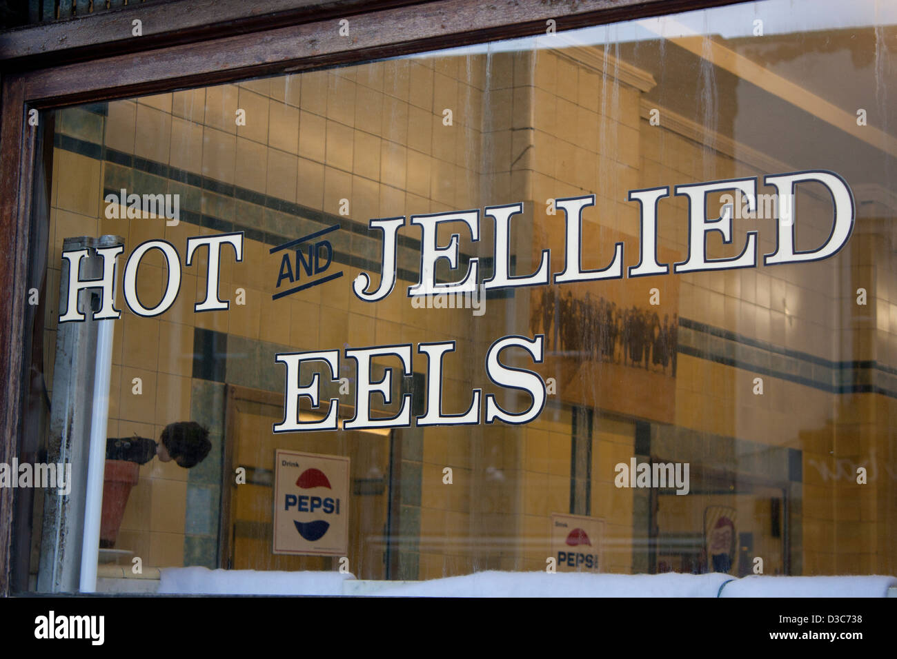 Caldo e gelificata anguille segno nella finestra del grafico a torta Cookes e Mash Shop Broadway Market Hackney East End di Londra Inghilterra REGNO UNITO Foto Stock