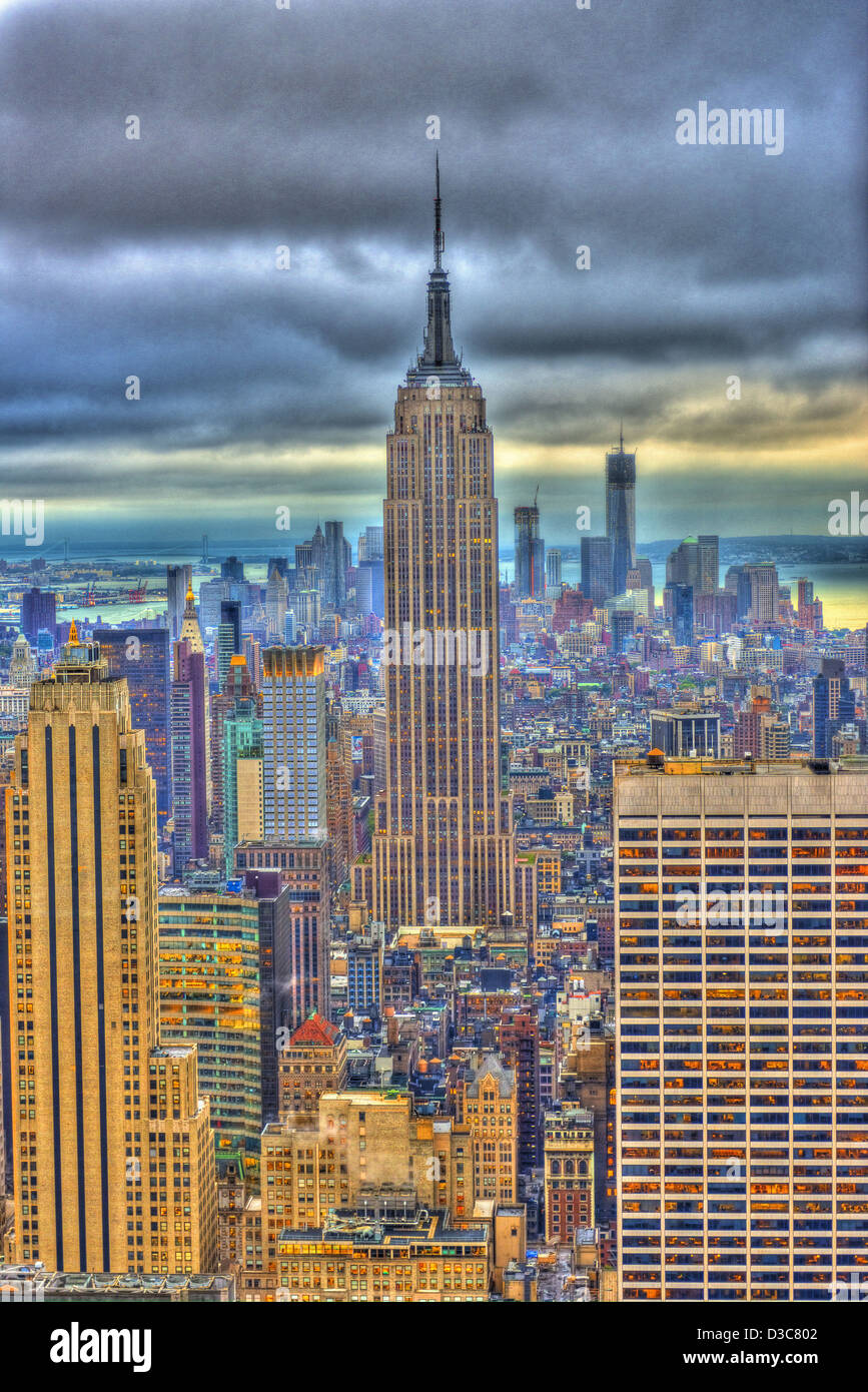 VIiew dal Rockefeller torre, con l'Empire State Building, Manhattan, New York City (effetto speciale) Foto Stock