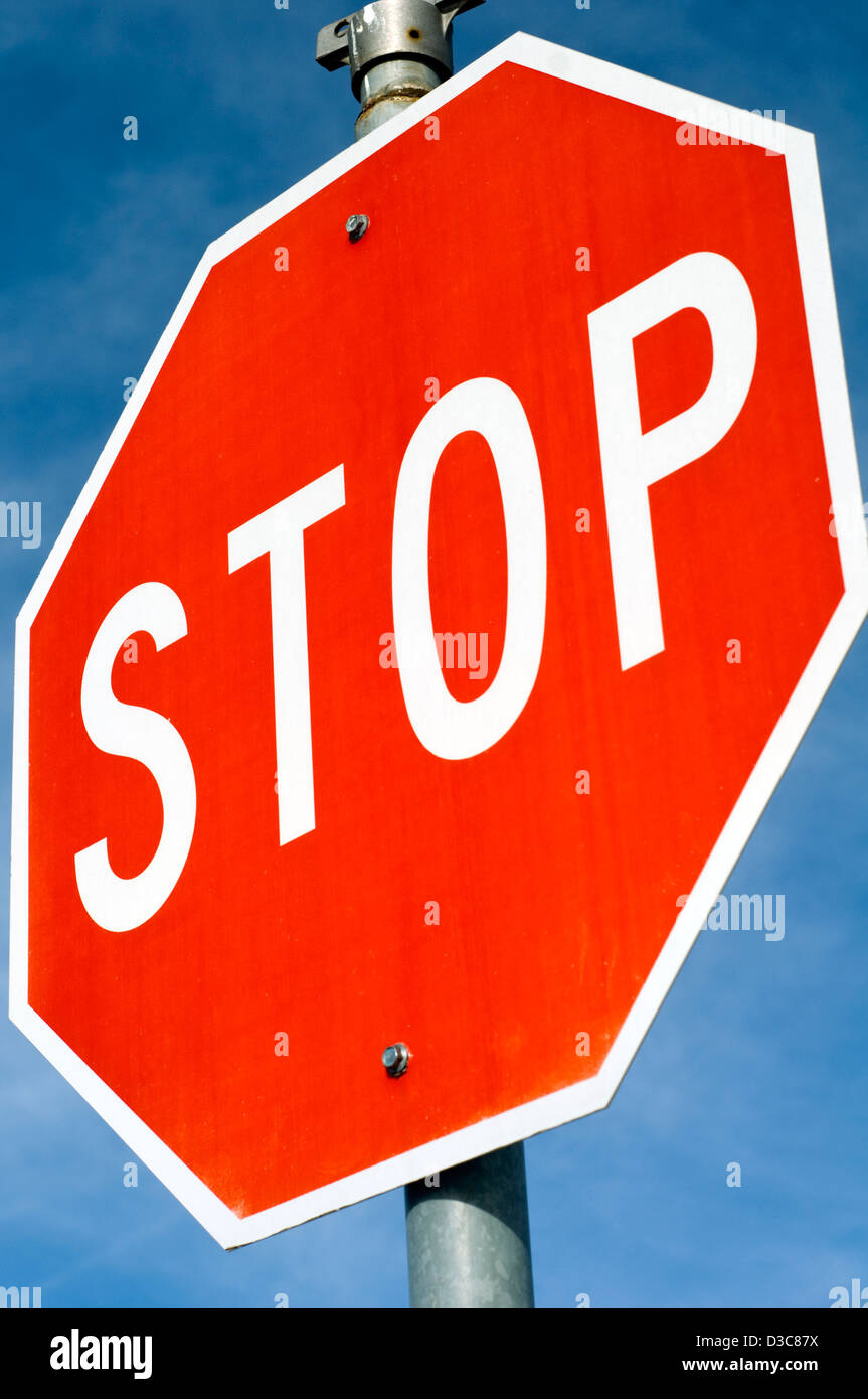 Stop rosso contro un cielo blu Foto Stock