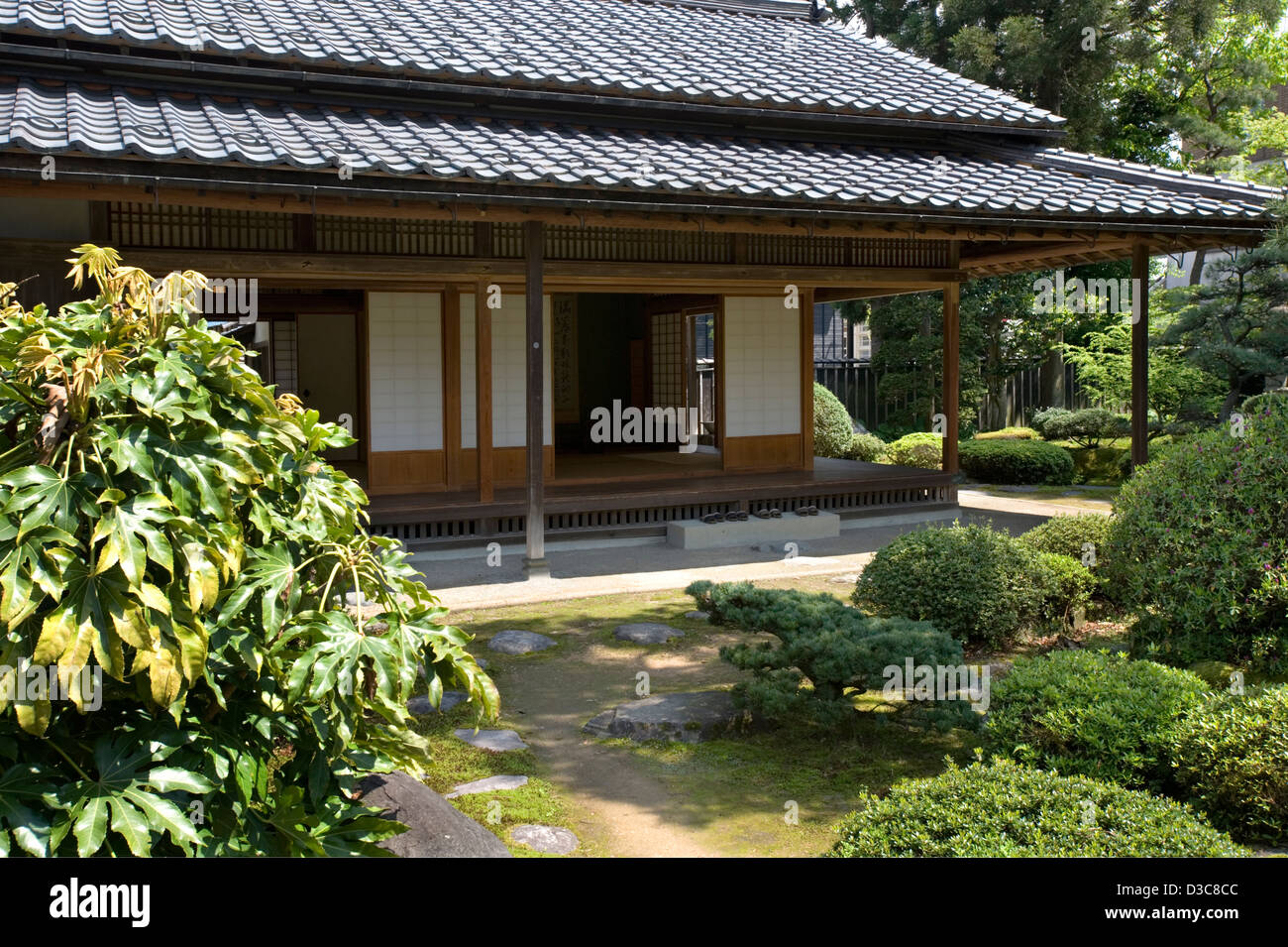 Storico Kyu Bukeyashiki Uchiyamake samurai residence cortile privato con giardino paesaggistico con verande in Echizen-Ono in Fukui Foto Stock