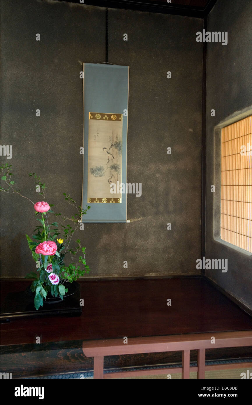 Alcova Tokonoma con disposizione di pergamena e fiori presso la storica residenza dei samurai Bukeyashiki Kyu Uchiyamake, Echizen-Ono, Fukui, Giappone. Foto Stock