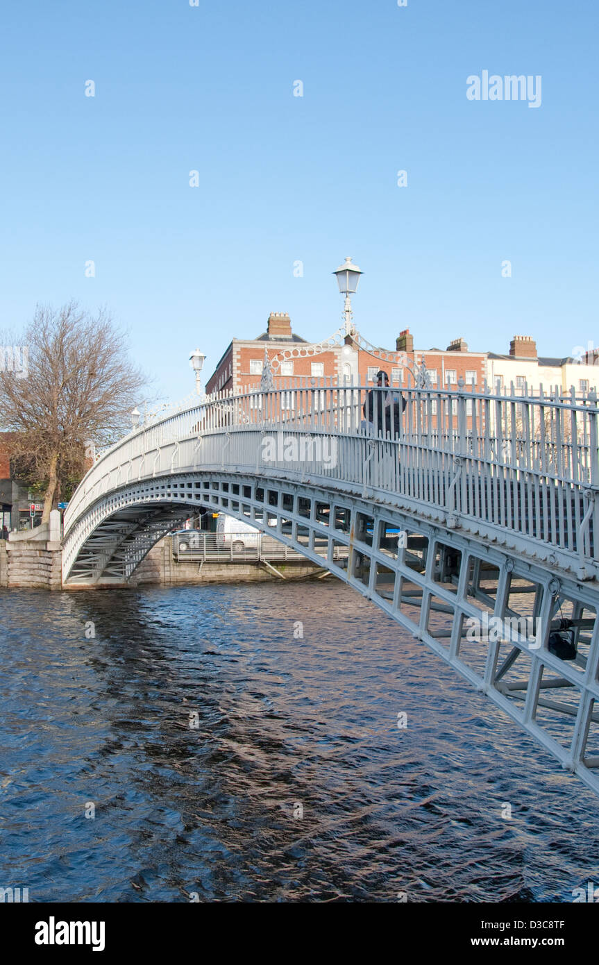 Il Halfpenny ponte sopra il fiume Liffey a Dublino Irlanda Foto Stock