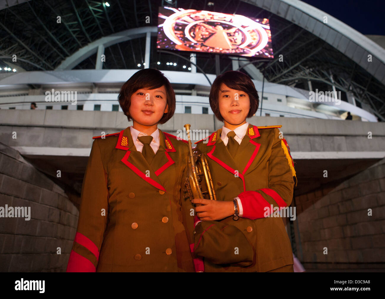 Musicisti prima l'Arirang giochi di massa al giorno di maggio Stadium, Pyongyang, Corea del Nord Foto Stock