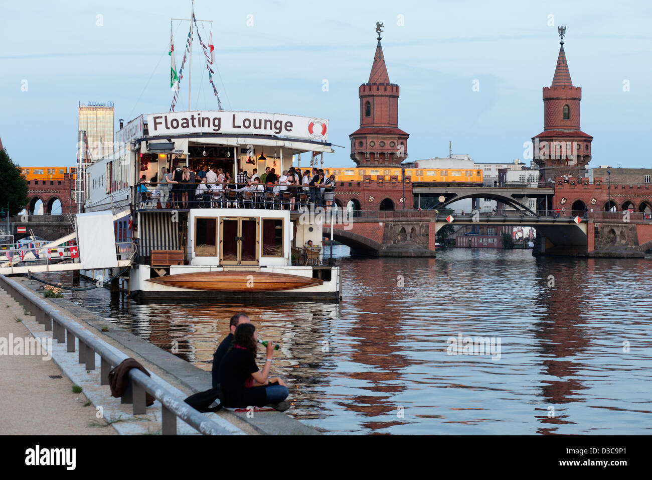 Berlino, Germania, e Oberbaumbruecke Eastern comfort hostel nave sul fiume Spree Foto Stock