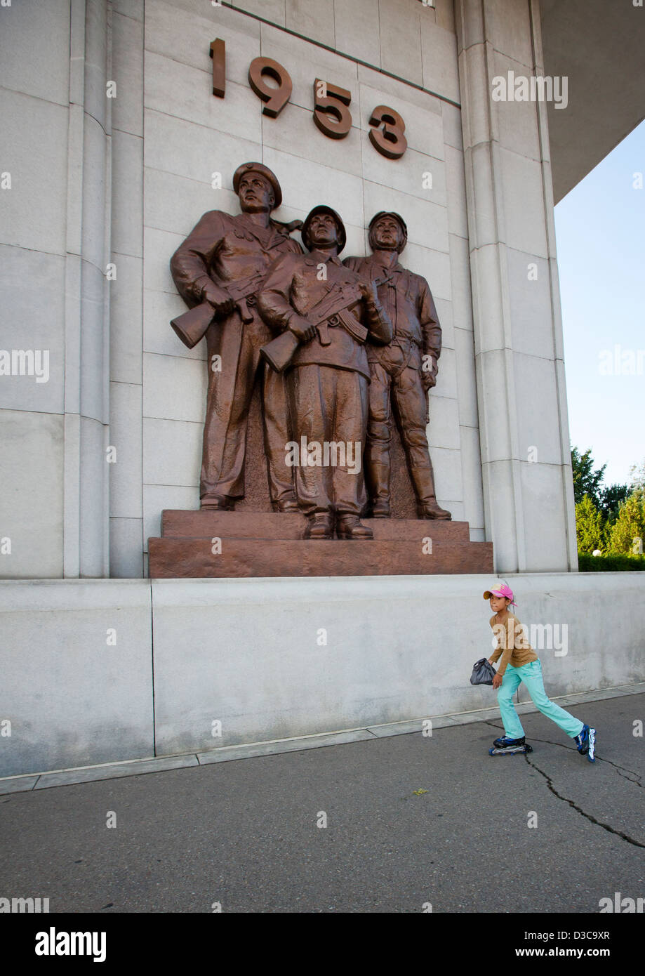 Kid Pattinaggio nella parte anteriore del monumento alla patria vittoriosa guerra di liberazione, Pyongyang, Corea del Nord Foto Stock