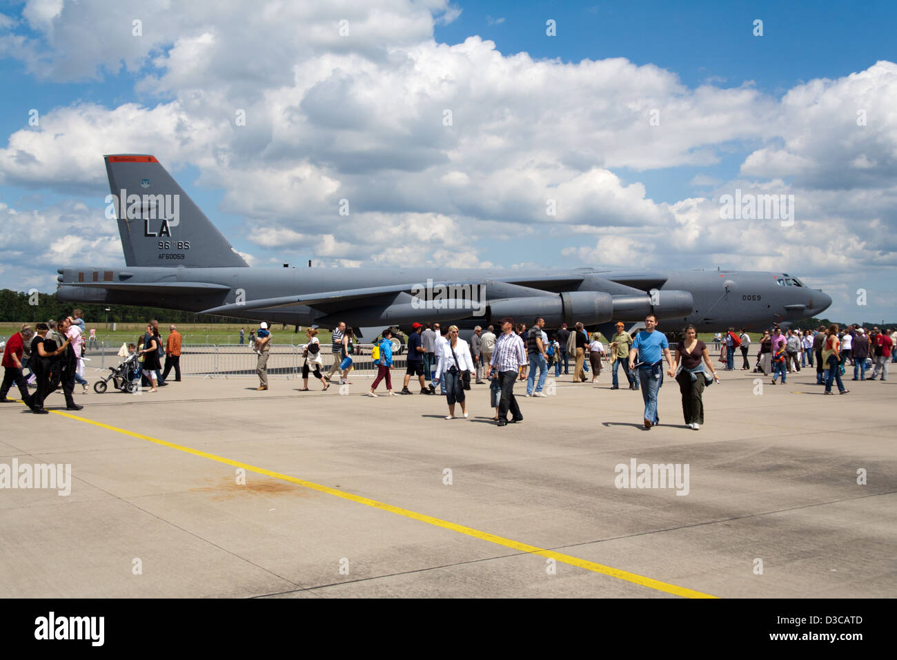 Persone che guardano un bombardiere B-52 durante una esibizione aerea a base nato geilenkirchen. Foto Stock