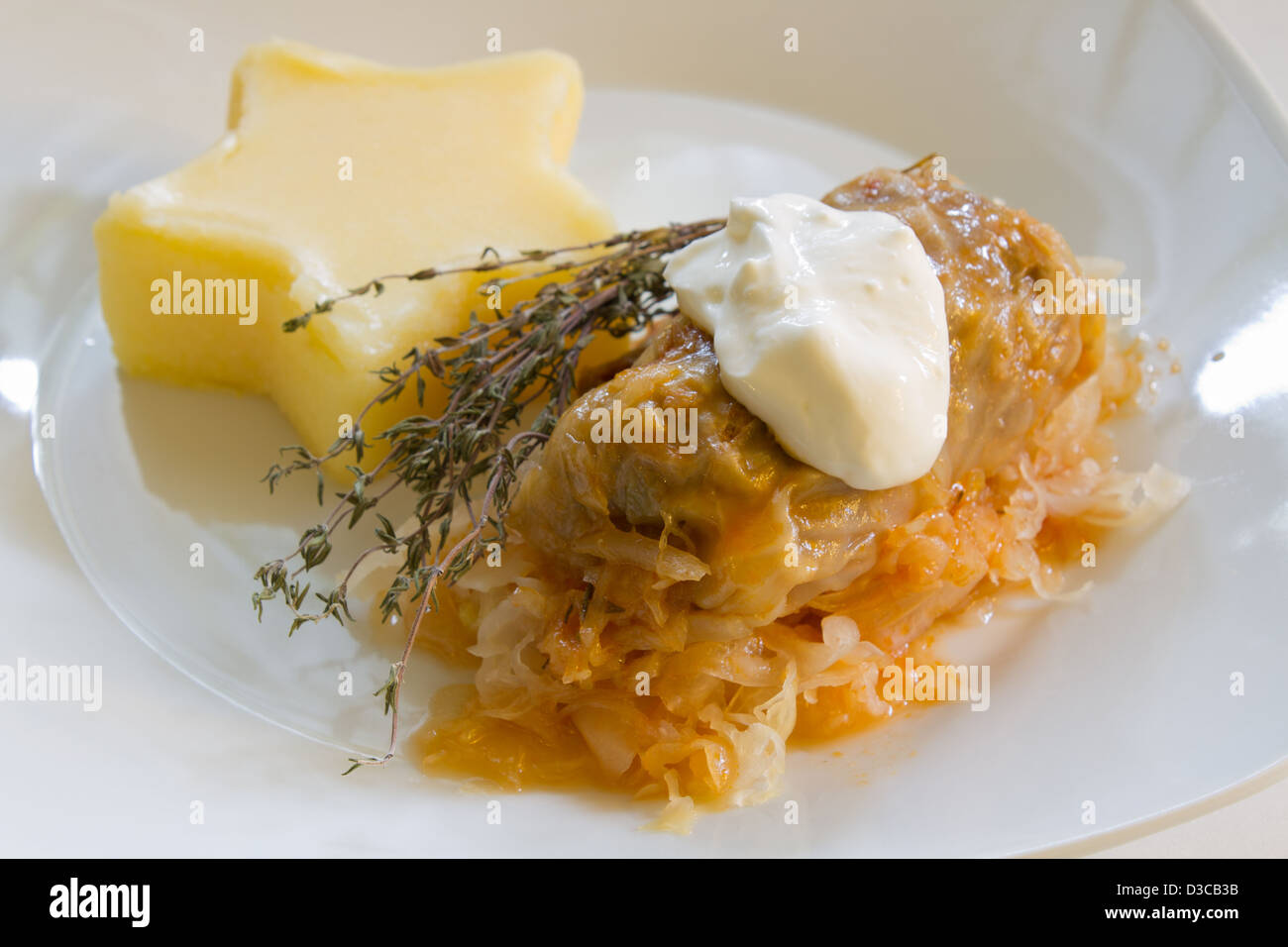 Rumeno tradizionale cucina, sarmale (rotoli di cavolo ripiene di carne) Foto Stock