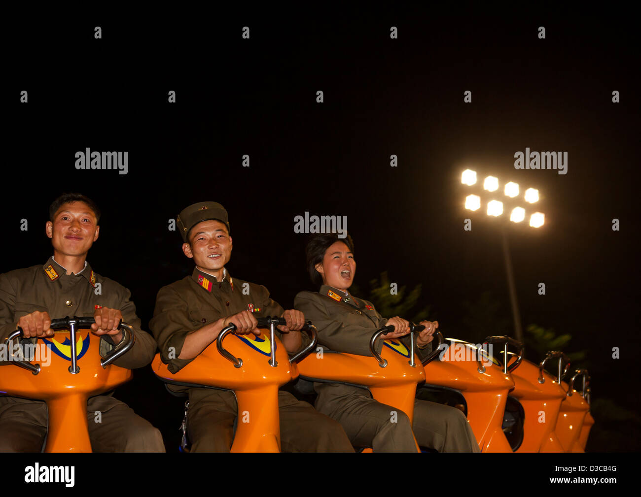 Soldati divertendosi al Kaeson la gioventù Park, Pyongyang, Corea del Nord Foto Stock