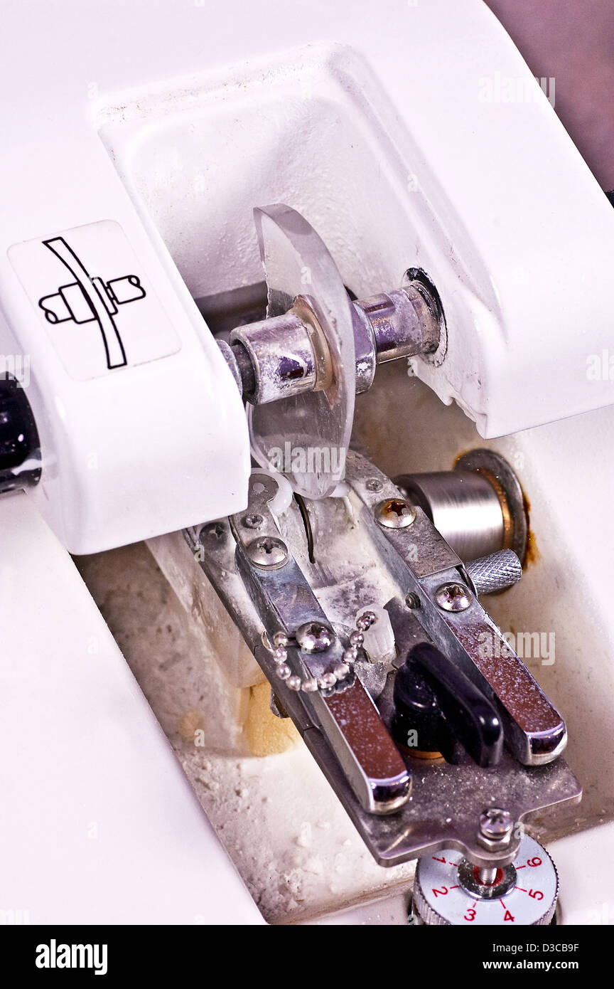 Fabbricazione e riparazione di vetri ottici nell'impianto Foto Stock