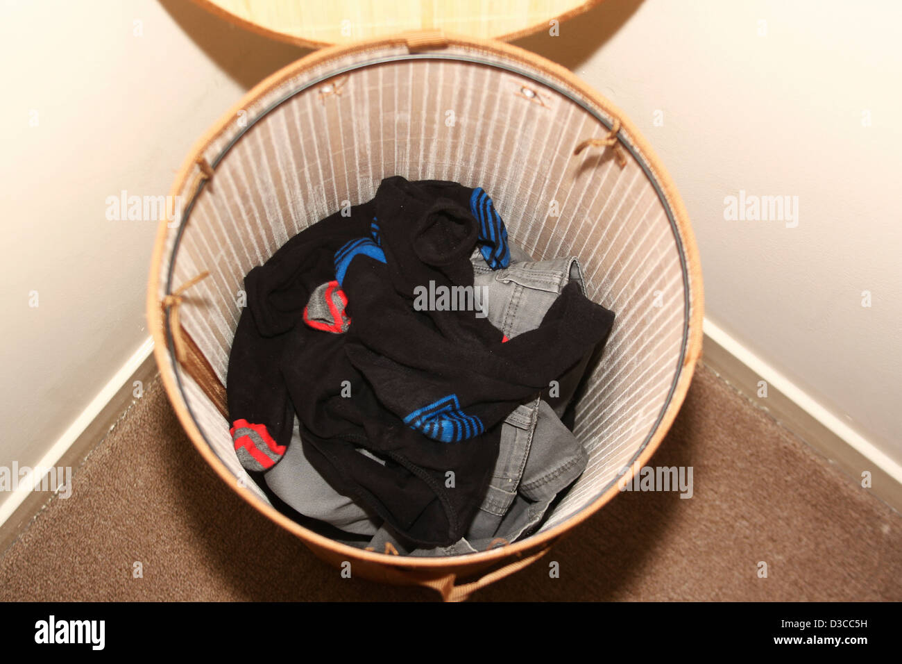 Calzini sporchi in un cesto della biancheria Foto Stock