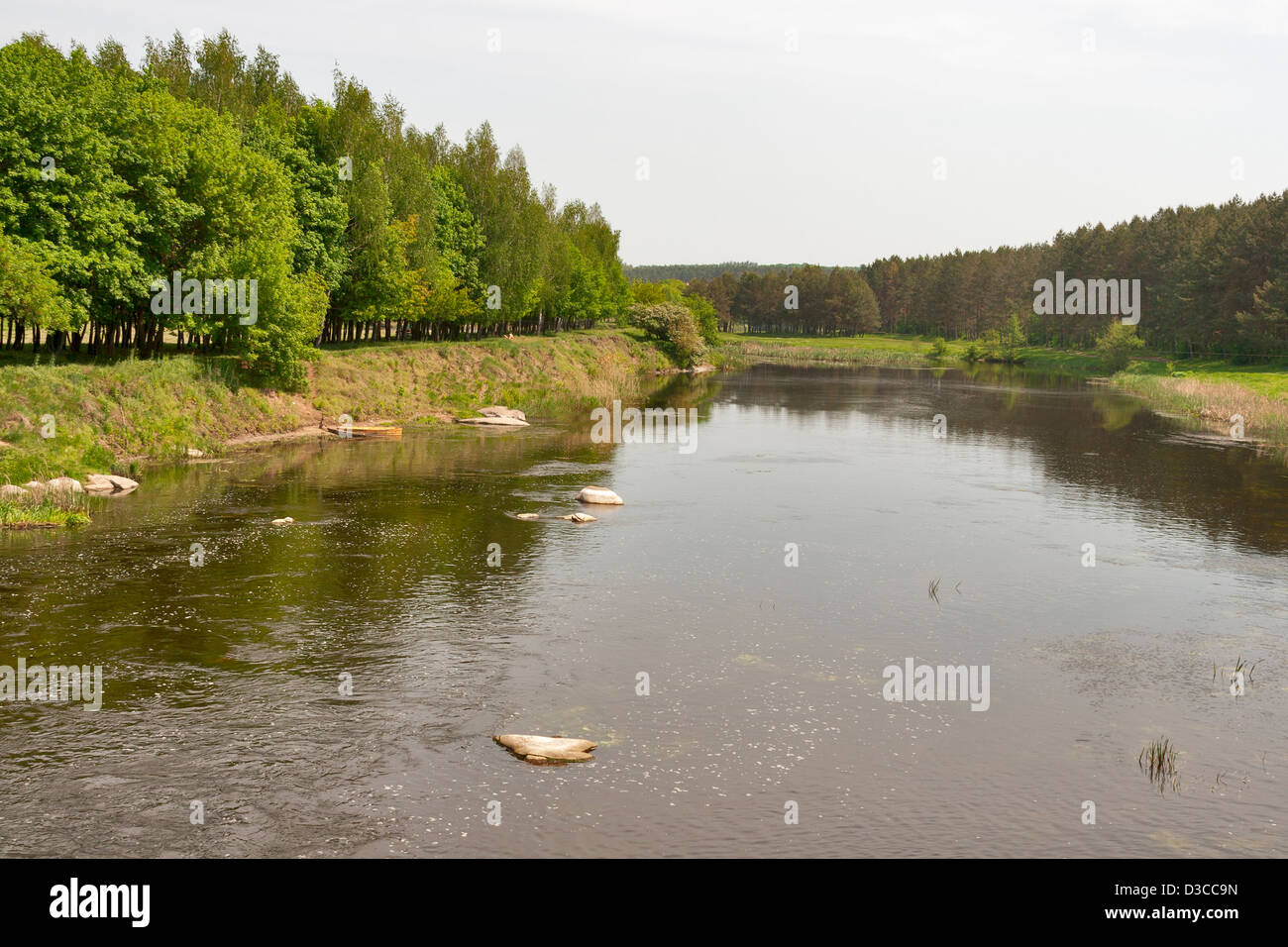 Ros paesaggio fluviale con vecchie barche. L'Ucraina Foto Stock