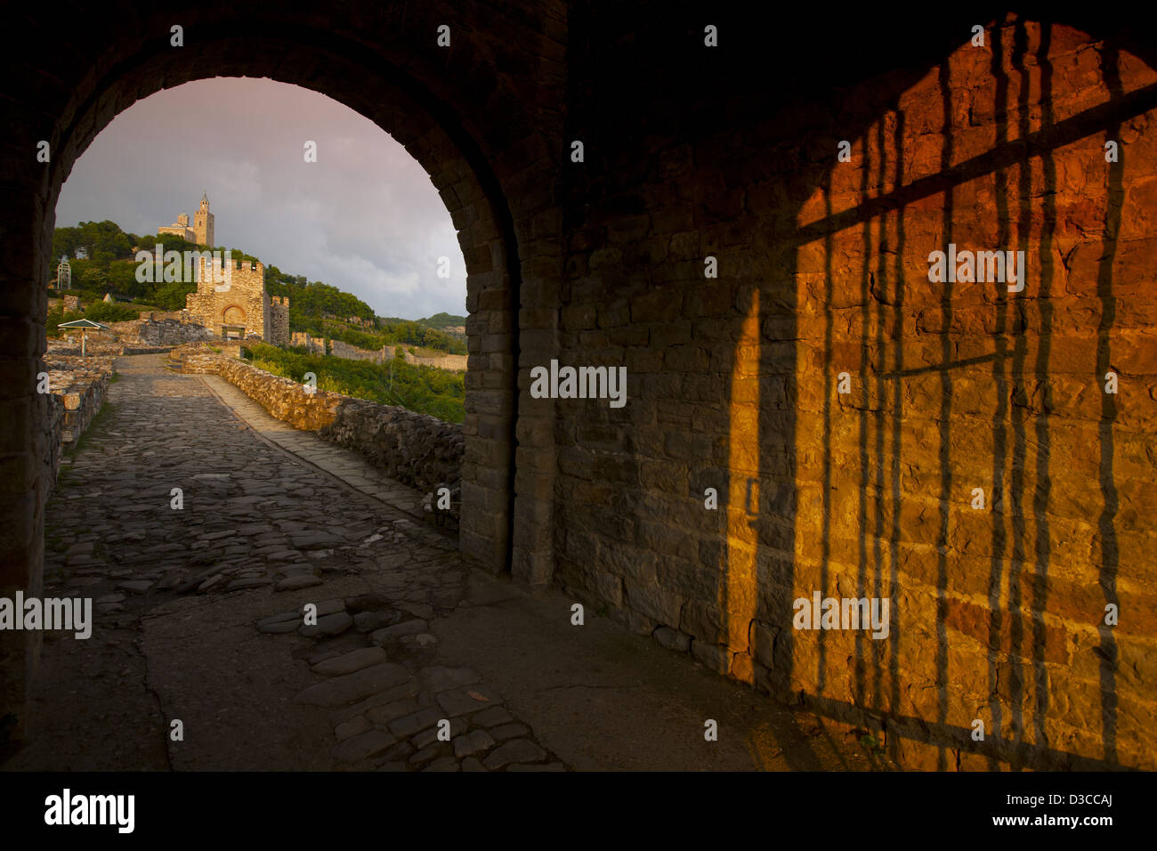 La Bulgaria, Europa, Veliko Tarnovo, Fortezza di Tsarevets, porta principale chiesa del Santissimo Salvatore, crepuscolo. Foto Stock