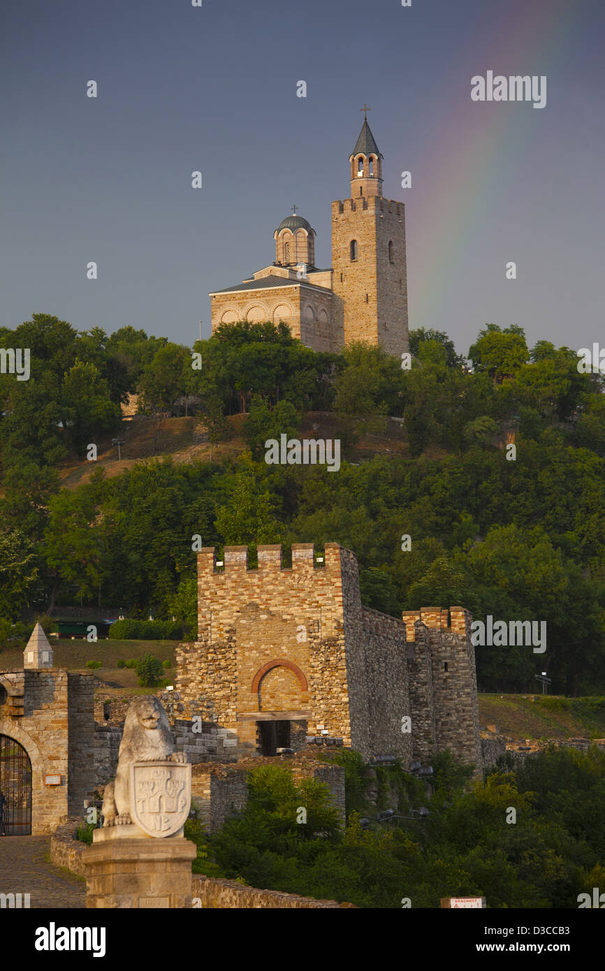 La Bulgaria, Europa, Veliko Tarnovo, Fortezza di Tsarevets, Chiesa del Santissimo Salvatore, tempestosa, Rainbow. Foto Stock