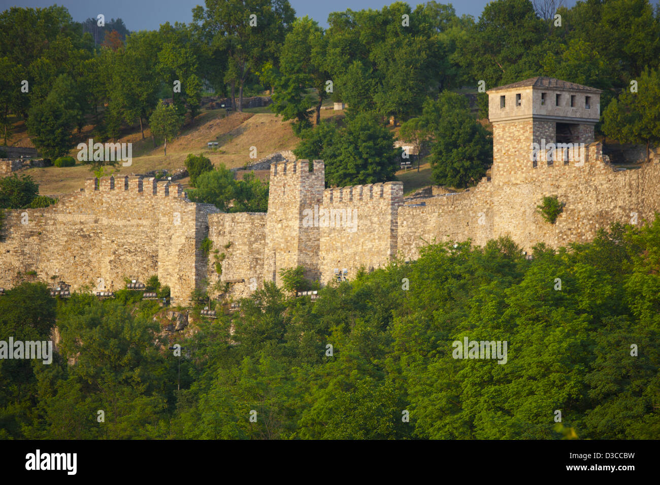 La Bulgaria, Europa, Veliko Tarnovo, una fortezza collinare di Tsarevets, muro di pietra e Casanova Torre di Porta. Foto Stock