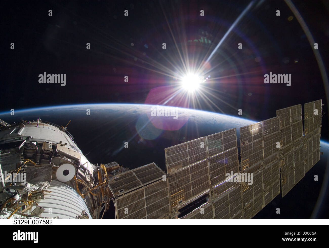 La stazione spaziale Internazionale ha catturato una vista mozzafiato del Sole che sorge sulla Terra, mostrando l'atmosfera del pianeta e l'ambiente dinamico nello spazio. Questa immagine evidenzia l'intersezione tra scienza spaziale e osservazione della Terra. Foto Stock