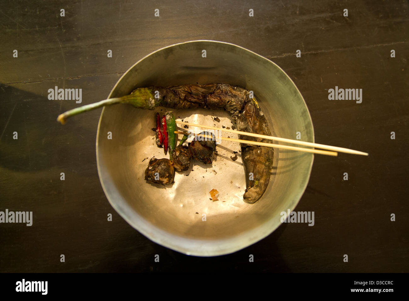 Una vasca di contenimento ingredienti per Lao di salsa al peperoncino Foto Stock