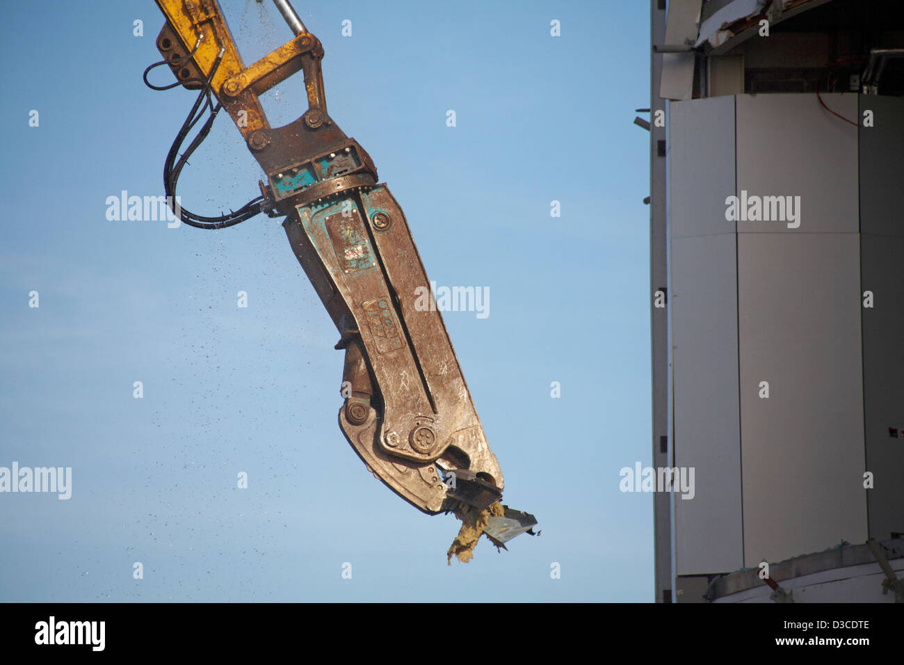 Bournemouth, Regno Unito 15 Febbraio 2013. I bulldozer avviare abbattendo il vetro frontale di uno dei più odiato edifici nel Regno Unito, il complesso Imax edificio sul lungomare di Bournemouth. Una volta demolito il sito sarà trasformato in un open-air eventi arena, pronto per la stagione estiva. Foto Stock