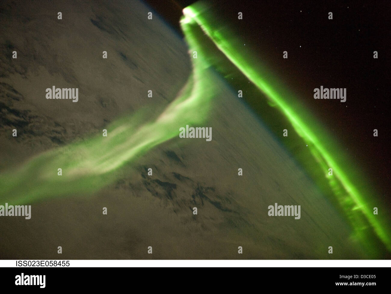 L'Aurora Australis, o Southern Lights, è osservata dalla stazione spaziale Internazionale sopra l'Oceano meridionale. Il fenomeno è causato dal vento solare che interagisce con la magnetosfera terrestre. Foto Stock