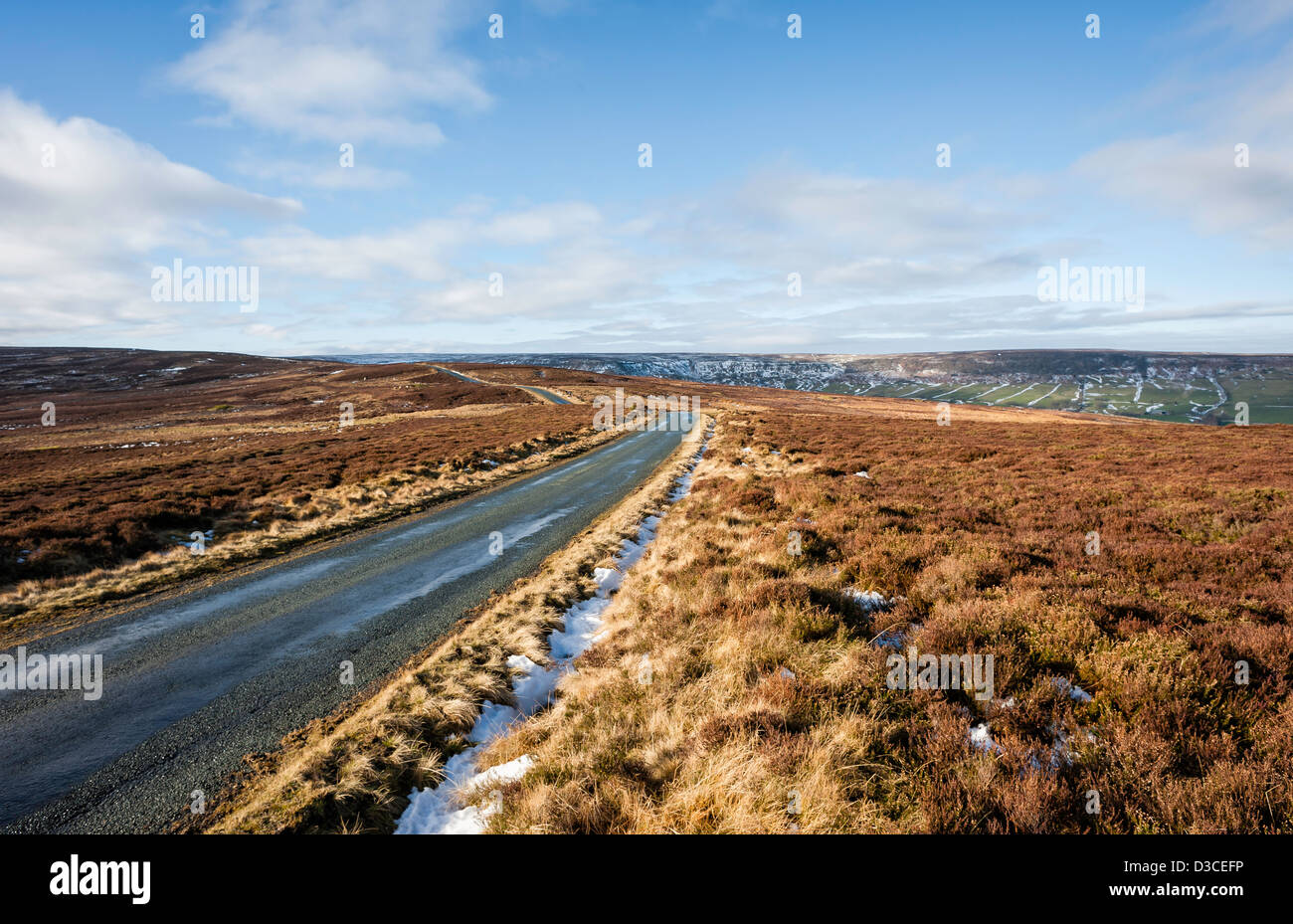 Strada che conduce a Glaisdale nel cuore del North York Moors National Park in inverno, North Yorkshire, Regno Unito Foto Stock