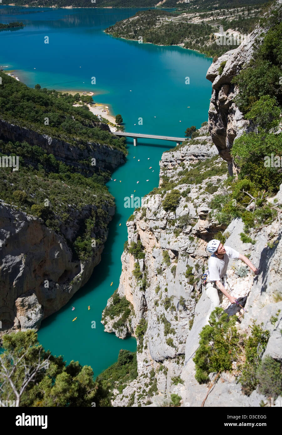 Rocciatore con vista del Lac de Sainte Croix in background, Canyon du Verdon, Provence, Francia Foto Stock