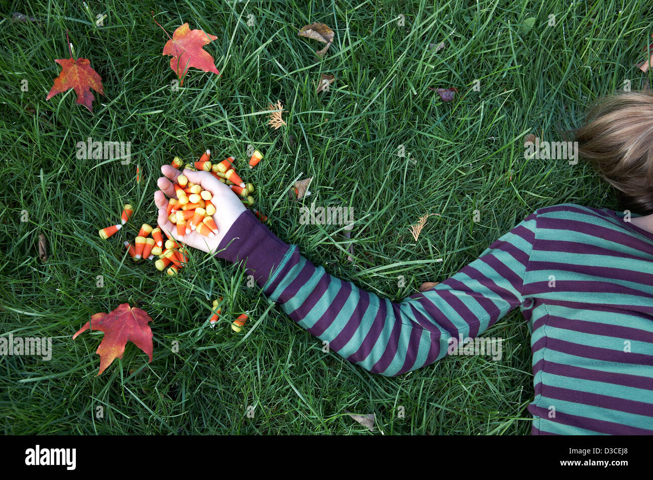 Ragazza con cereali caramellati Foto Stock