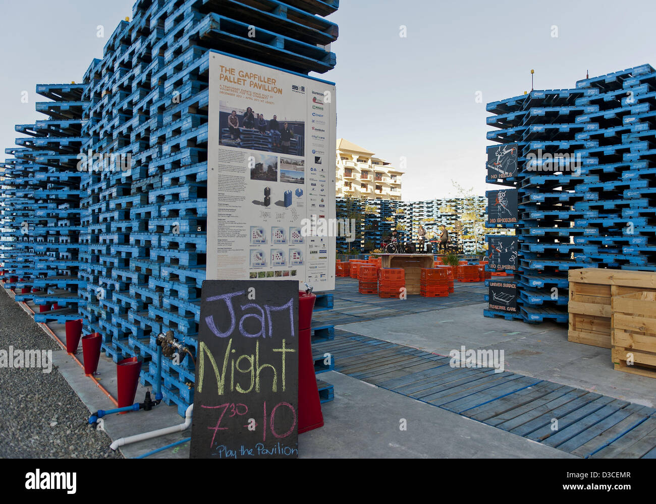 Dic. 19, 2012 - Christchurch, Nuova Zelanda - La tavolozza Pavilion, costruito da volontari e costituito da più di 3 mila tavolozze in legno, siede sulla proprietà in cui una Crown Plaza hotel sorgeva l. Il padiglione è stato progettato per fornire uno spazio comunitario e la sede per la musica e altri eventi dal momento che molti di questi luoghi sono stati distrutti nel terremoto del 2011. (Credito Immagine: © PJ Heller/ZUMAPRESS.com) Foto Stock