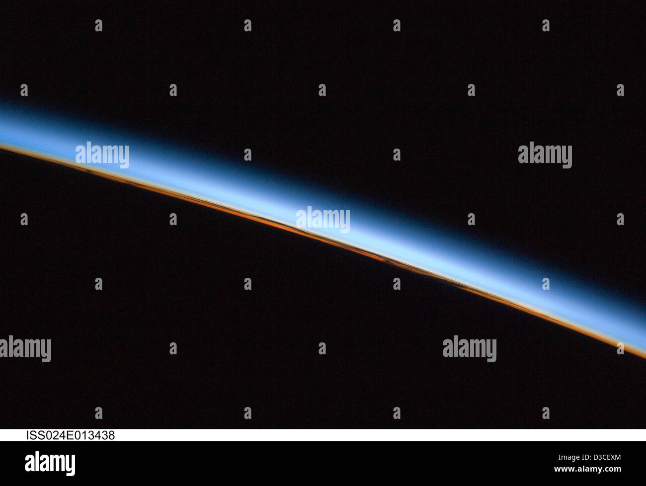 Una vista dalla stazione spaziale Internazionale cattura il "bordo" della Terra, evidenziando la curvatura del pianeta e la sottile atmosfera, mostrando le caratteristiche uniche della Terra nello spazio. Foto Stock