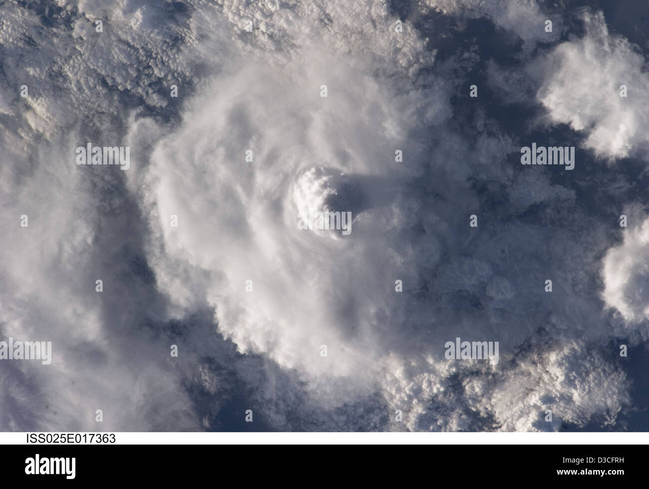 La stazione spaziale Internazionale cattura un'immagine di una nube cumulonimbus sulla Colombia, contribuendo alla ricerca ambientale e atmosferica attraverso l'osservazione della Terra. Foto Stock
