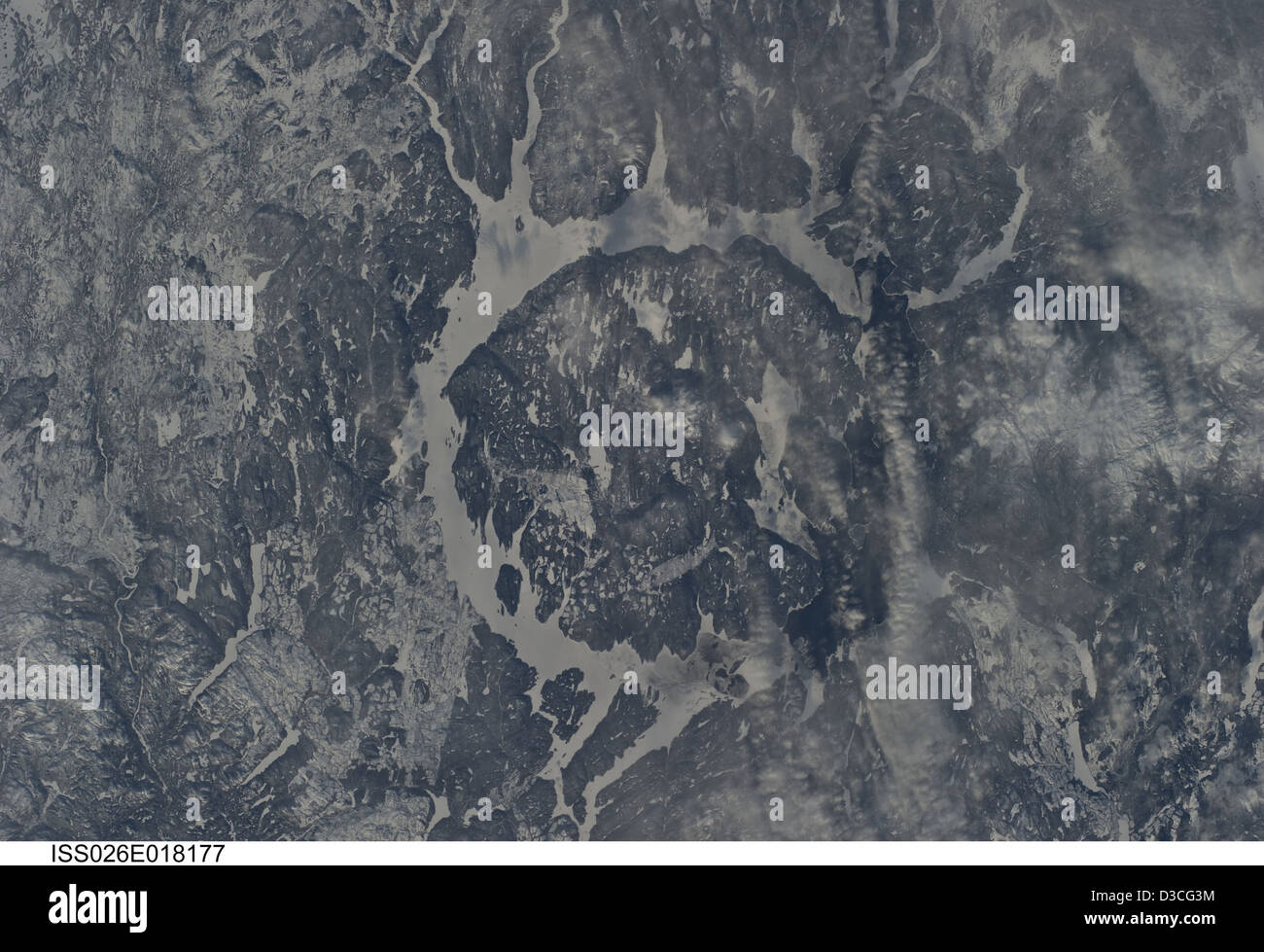 Questa immagine mostra il cratere Manicouagan nel Canada settentrionale, preso dalla stazione spaziale Internazionale. Il cratere, formato da un antico impatto meteorico, è uno dei crateri da impatto più ben conservati sulla Terra. La sua caratteristica struttura circolare è visibile, con il lago centrale che riempie la zona d'impatto. L'equipaggio di osservazione della Terra della NASA ha catturato questa immagine come parte della loro ricerca in corso. Foto Stock