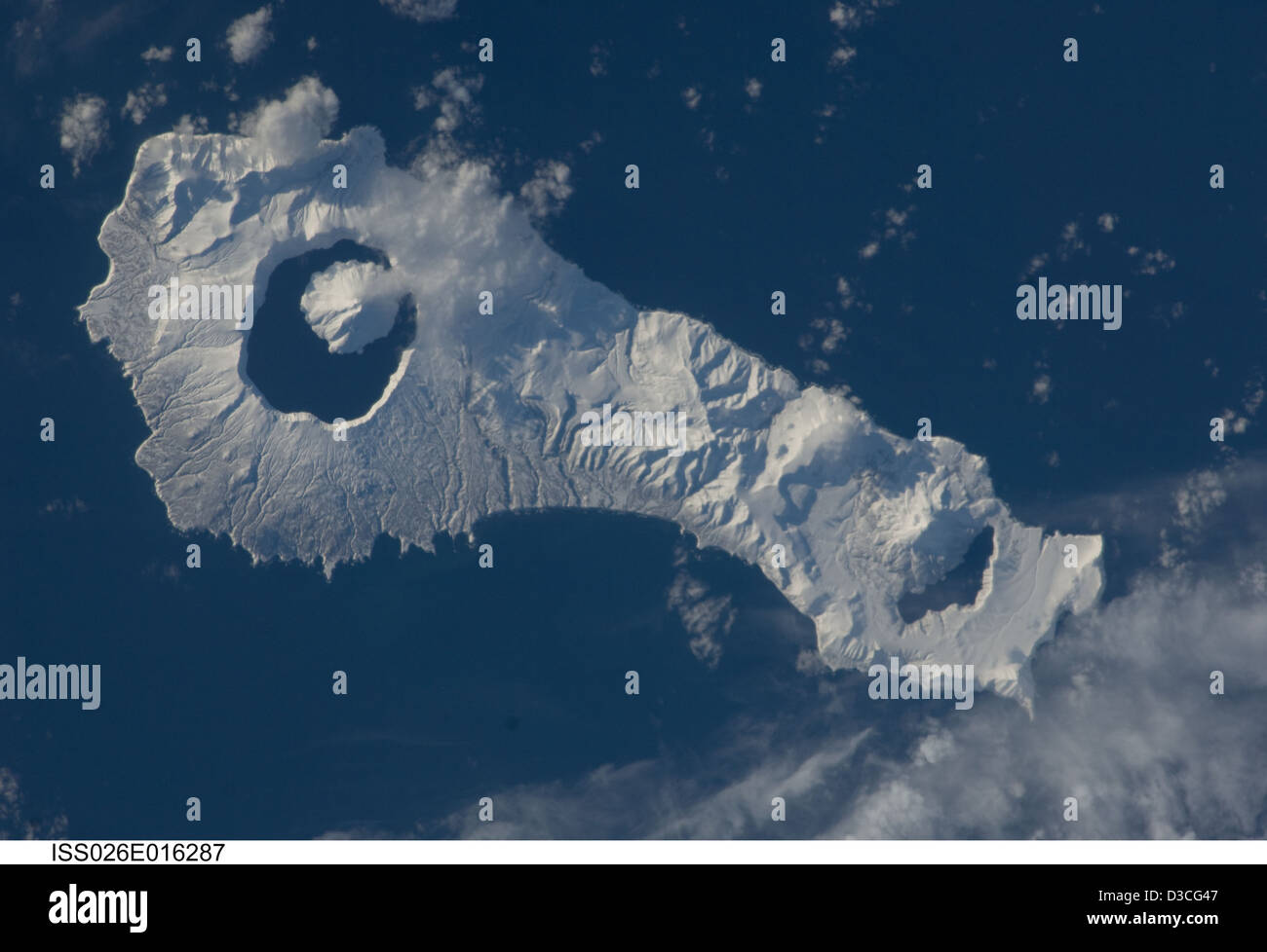 L'isola Onekotan, situata nella penisola russa di Kamchatka, fa parte delle Isole Curili e si trova all'interno della cintura di fuoco del Pacifico. Questa immagine catturata dall'Osservatorio terrestre della NASA mostra l'attività vulcanica e le interazioni tettoniche con le placche. Foto Stock