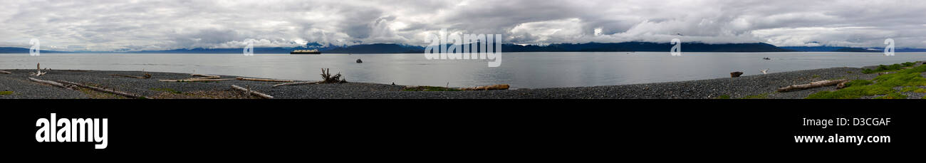 Panorama di Kachemak Bay e Kenai Mountains visto da Homer Spit, Omero, Alaska, STATI UNITI D'AMERICA Foto Stock