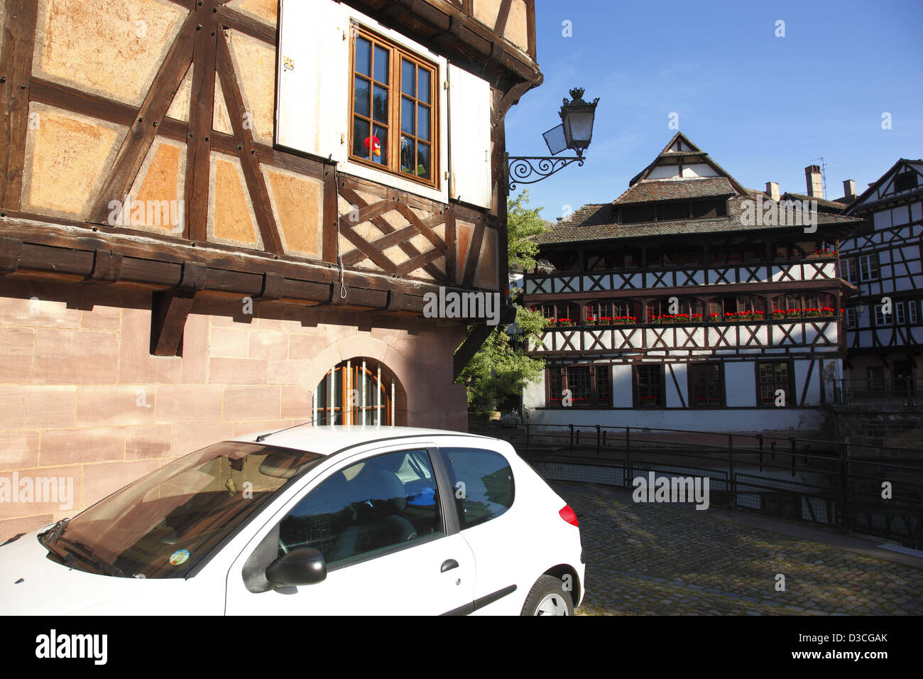 Francia, Alsazia, BAS-RHIN, Strasburgo, La Petite France, Quai des Moulins, ristorante Maison Des Tanneurs. Foto Stock