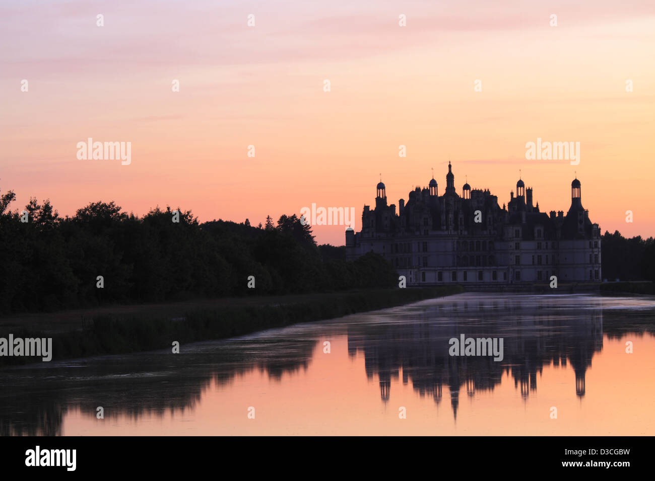 Francia, Valle della Loira, Loir-et-Cher, Chambord, Chateau de Chambord, dal lato est al tramonto. Foto Stock