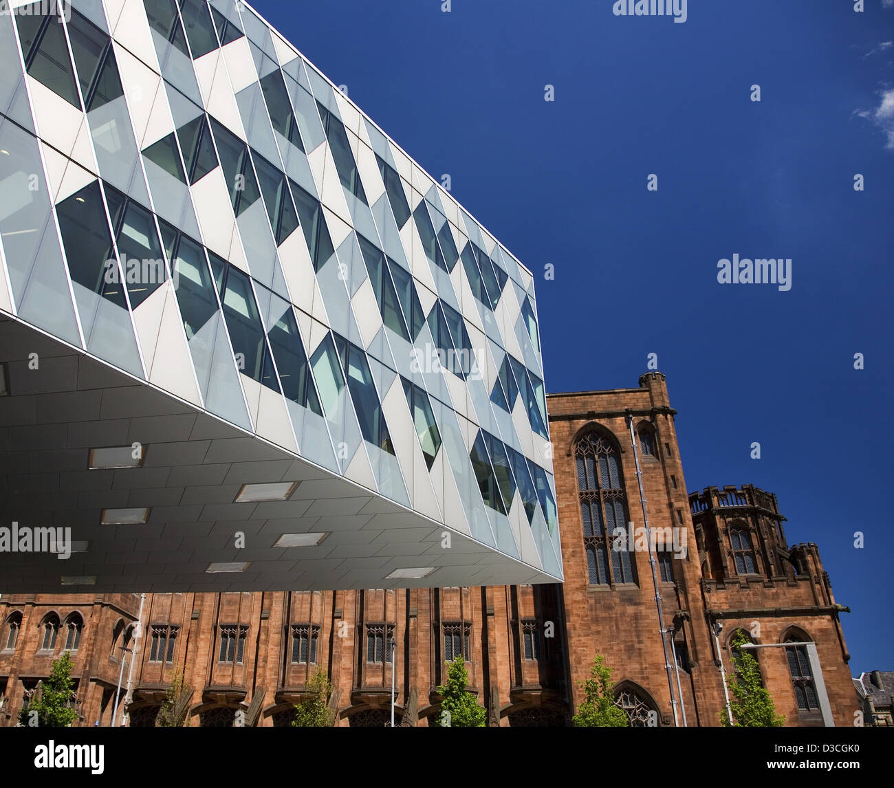 Architettura moderna con John Rylands Library in background, Deansgate, Manchester, Regno Unito, Europa Foto Stock