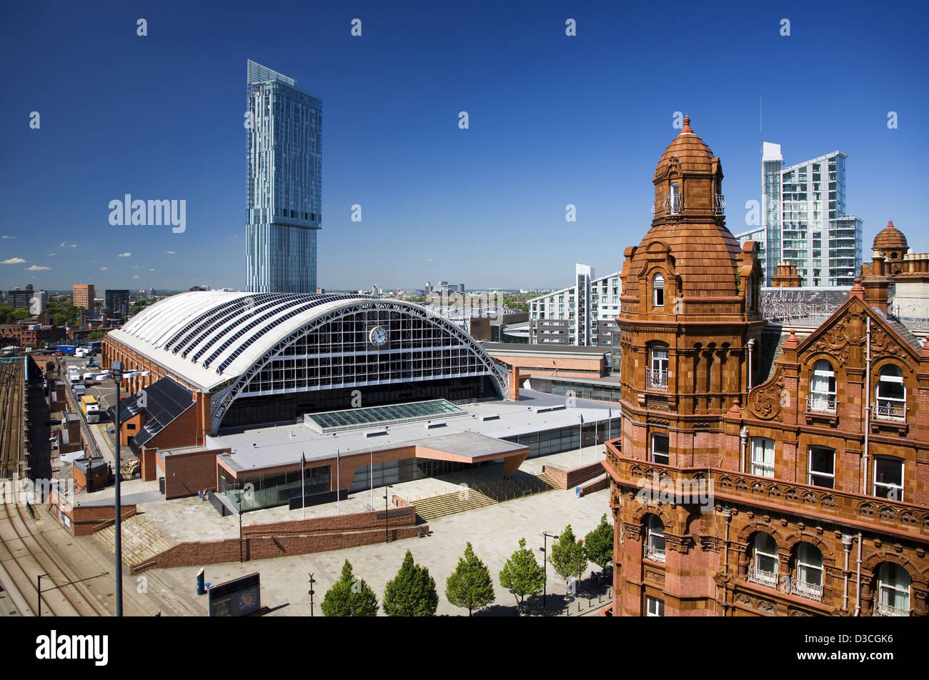 Vista di Manchester Central Convention Center e Beetham Tower con Midland Hotel in primo piano, Manchester, Regno Unito, Europa Foto Stock
