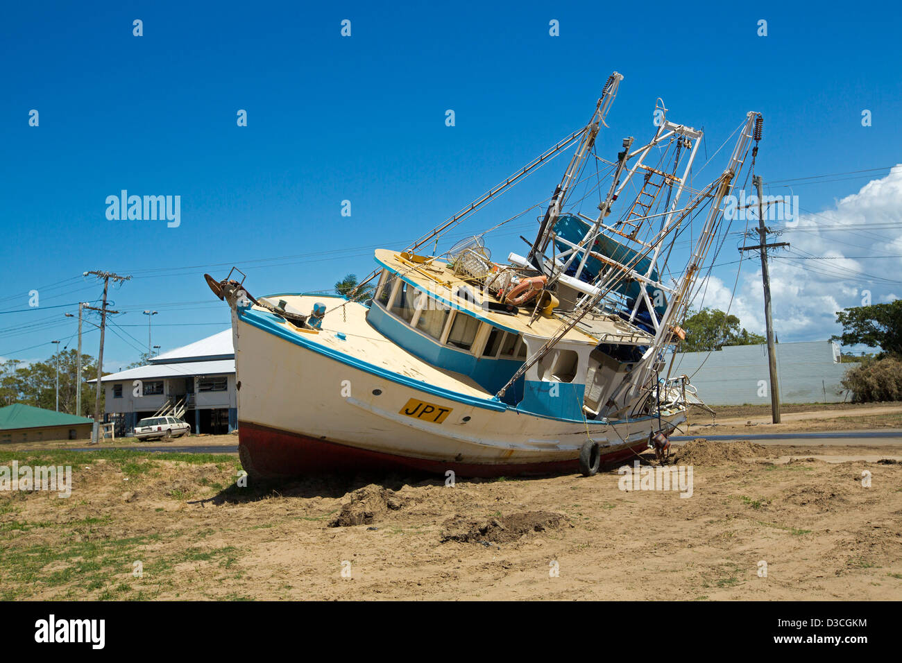 La pesca a strascico lavato fino sulla terra accanto alla strada e case in oriente a Bundaberg dopo le inondazioni nel 2013 Foto Stock