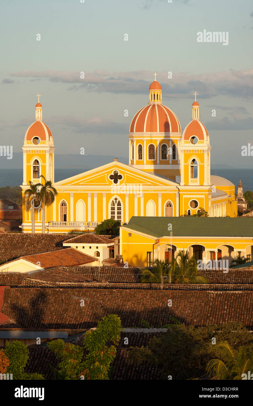 Una spettacolare vista della Cattedrale di Granada e il suo colore giallo brillante vernice in Granada, Nicaragua Foto Stock